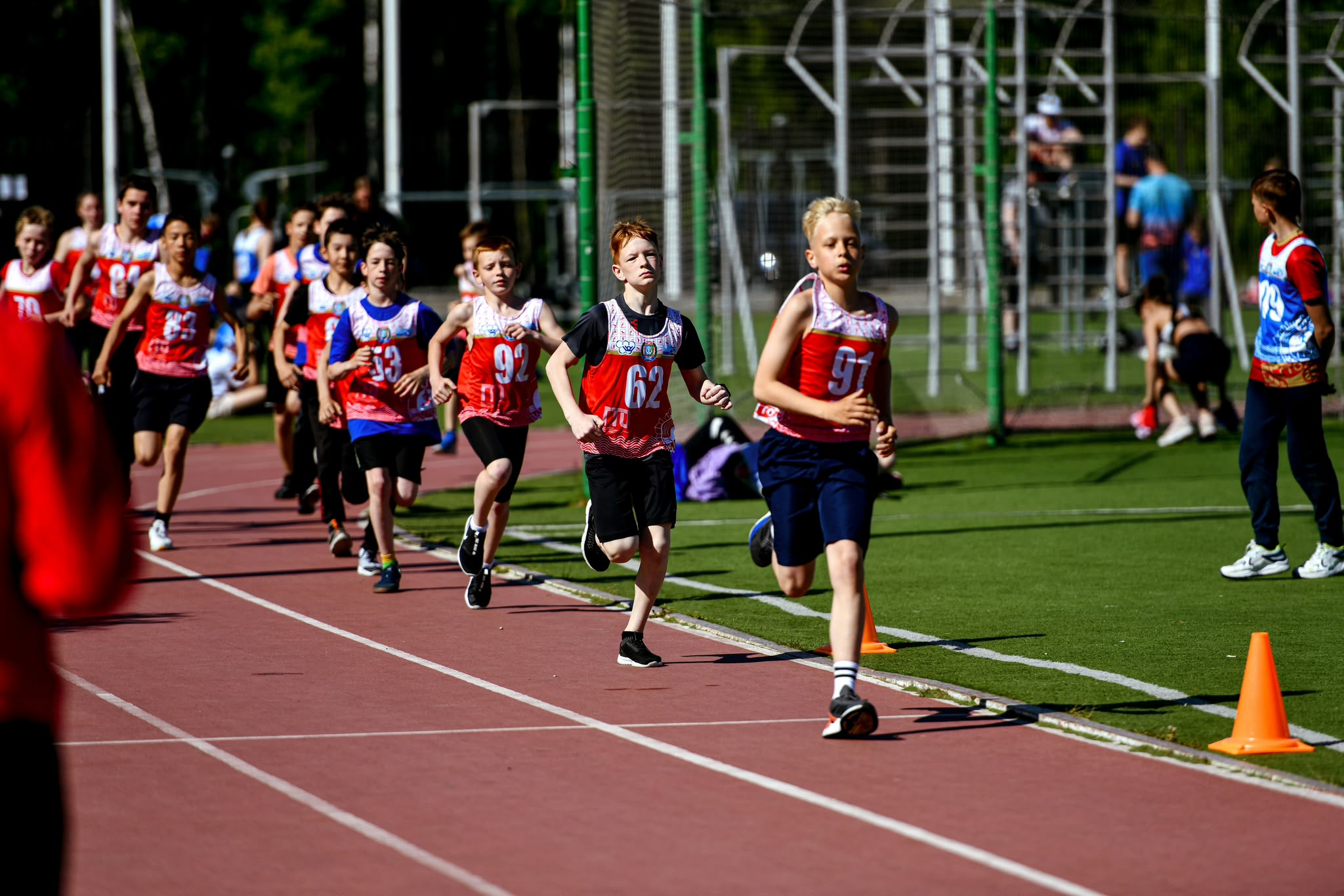 Nachwuchsathleten bei einem Staffellauf im Verein
