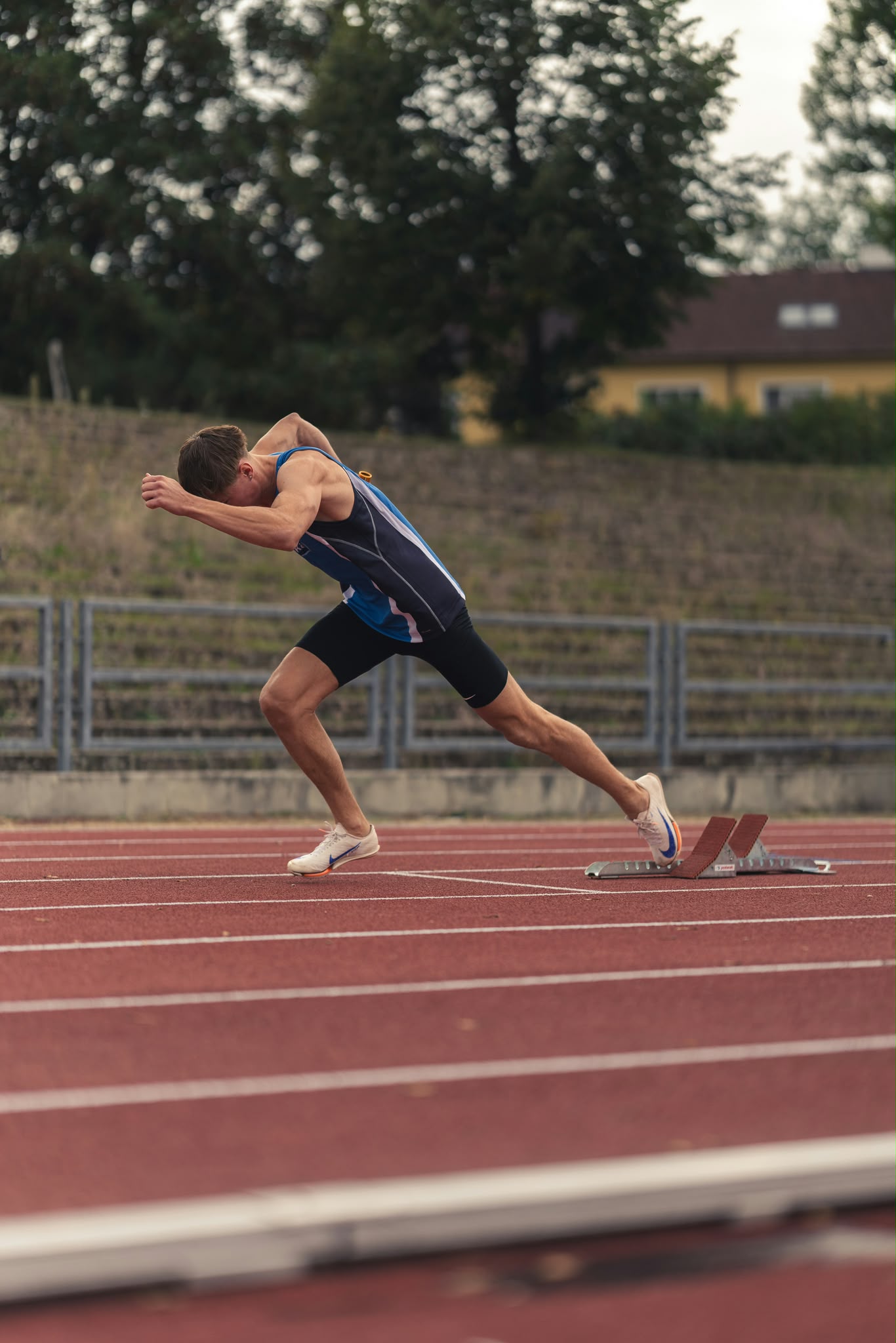 Sprintstart eines Athleten aus den Startblöcken